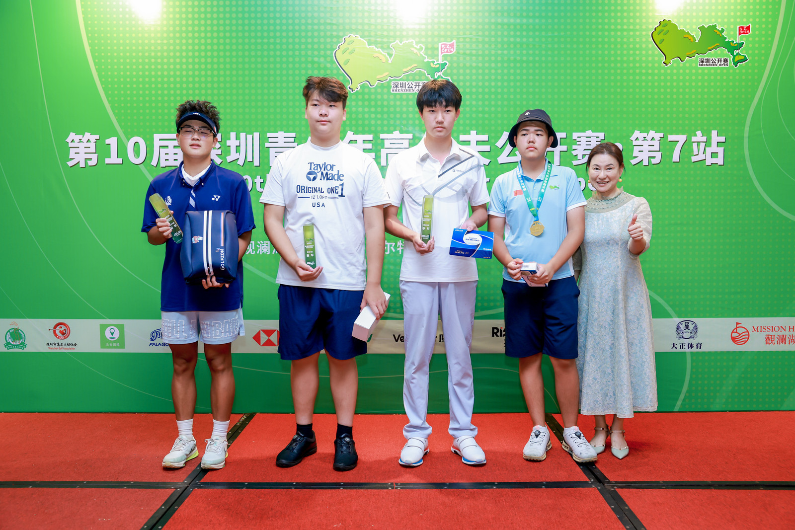 深圳高尔夫球协会副秘书长陈星女士为球员颁奖