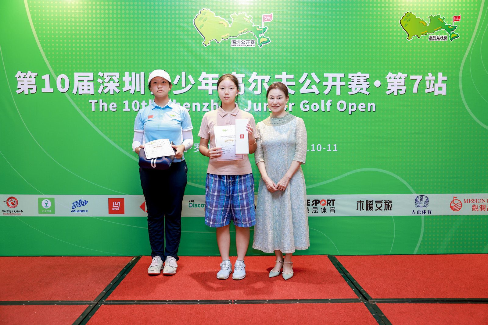 深圳高尔夫球协会副秘书长陈星女士为球员颁奖